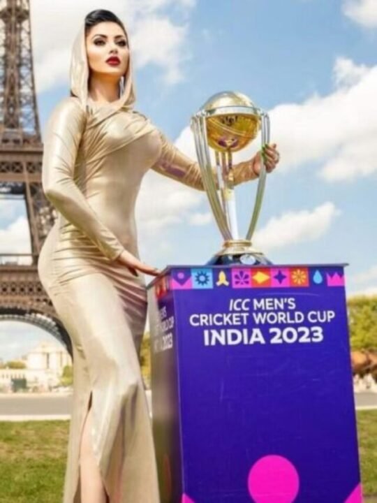 Urvashi Rautela Lost 24 Carat Gold iPhone during Ind Vs Pak Wrold Cup Match